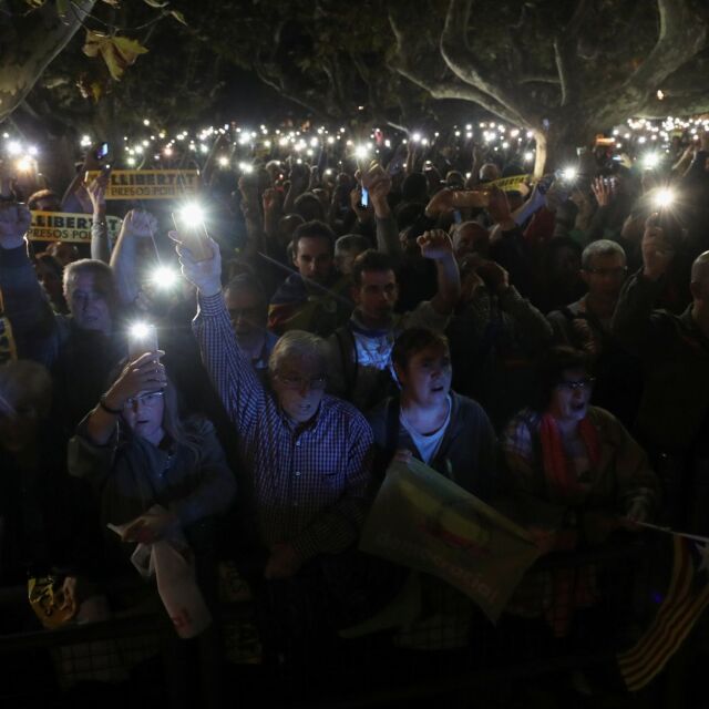 Хиляди поискаха свобода за арестуваните каталунски министри (СНИМКИ)