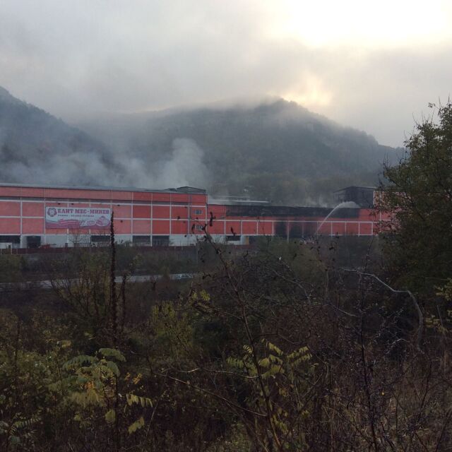 Овладян е пожарът в месокомбината във Велико Търново (СНИМКИ И ВИДЕО)
