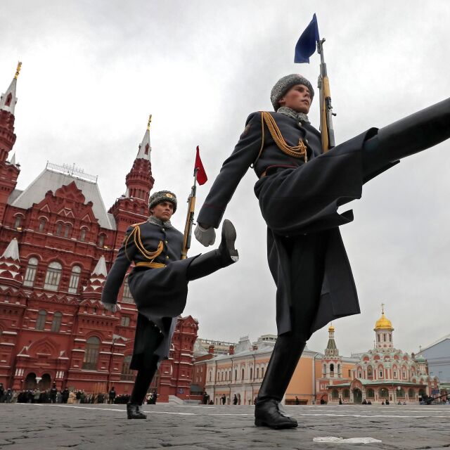 Скромен парад в Москва по повод Октомврийската революция (СНИМКИ и ВИДЕО)