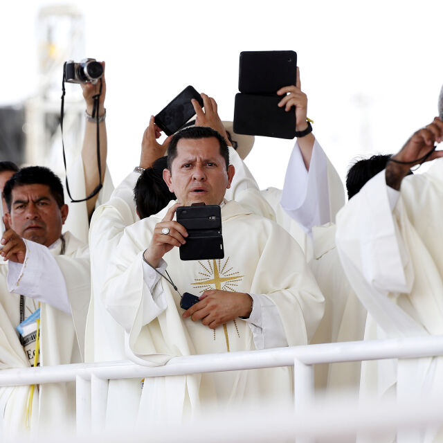 Папа Франциск с призив: Оставете телефоните по време на литургия