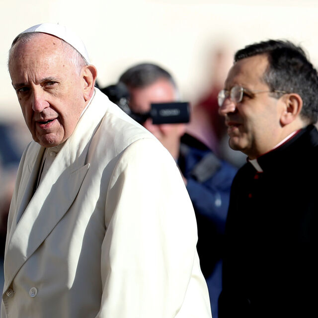 Папата плесна жена през ръцете, извини се и осъди насилието над жените (ВИДЕО)