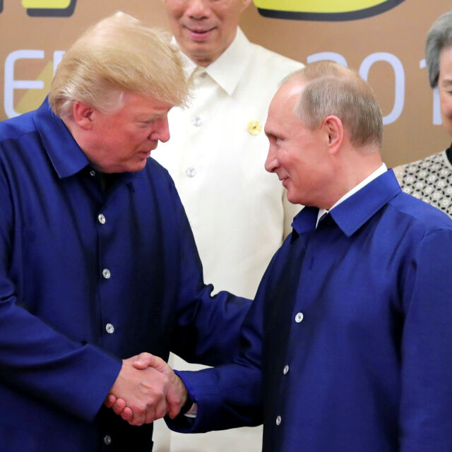 Доналд Тръмп и Владимир Путин се ръкуваха във Виетнам 