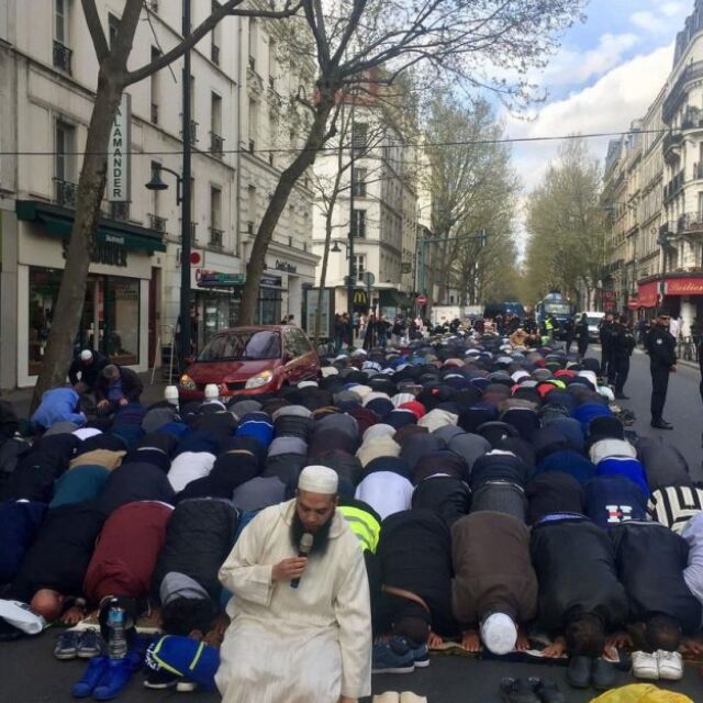 Мюсюлманска молитва на открито предизвика напрежение в Париж (ВИДЕО)
