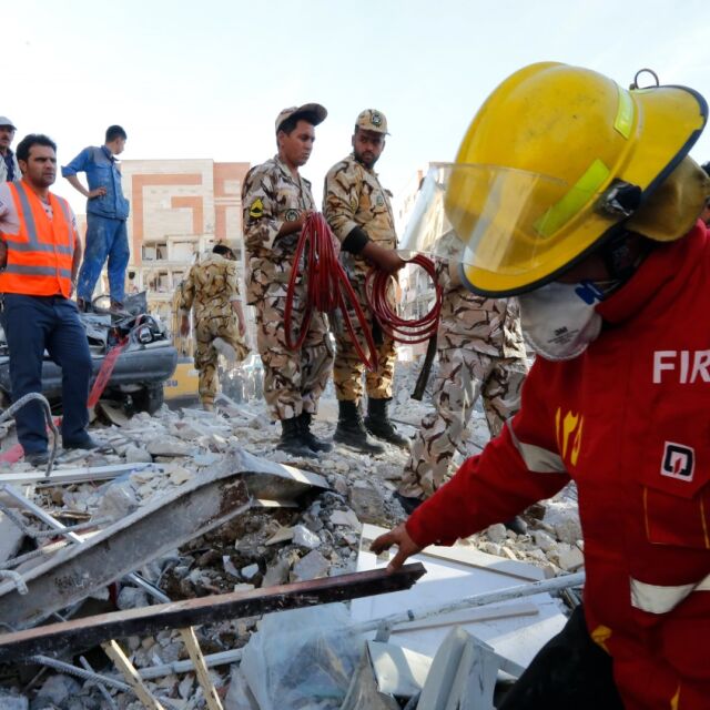 Земетресението в Иран: Най-малко 540 загинали, близо 8000 ранени