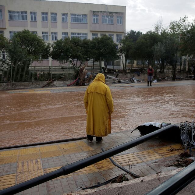 Вижте кадри от дрон на пораженията от потопа в Атина (ВИДЕО)