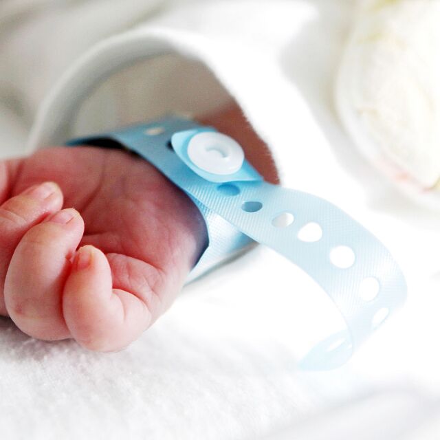 Състоянието на бебето на починалата родилка в Сливен се подобрява