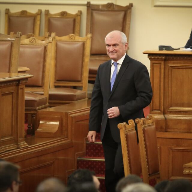 Димитър Главчев подаде оставка като председател на парламента