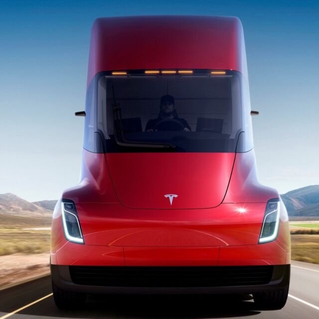 „Тесла” показа електрически камион и нов роудстър