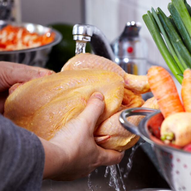 Защо не е нужно да миете суровото пиле преди готвене?