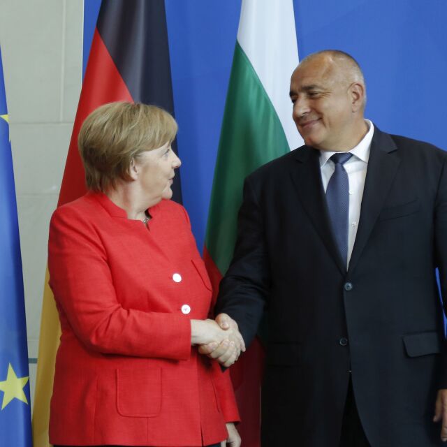 Българският премиер прегърнал германския канцлер, за да ѝ даде кураж