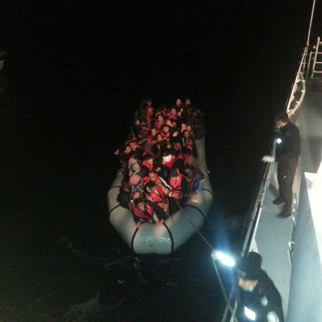 Български кораб спаси десетки мигранти край Лесбос