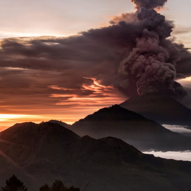 Отмениха десетки полети до и от Бали заради изригването на вулкана Агунг