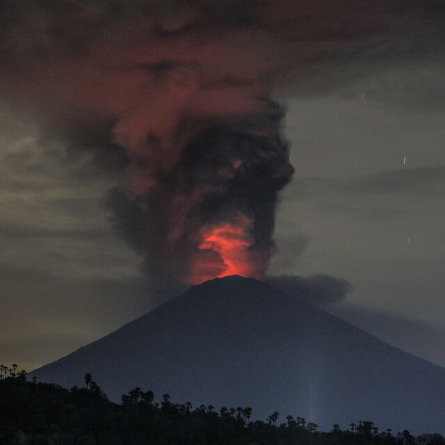 Властите евакуират остров Бали заради изригването на вулкана Агунг
