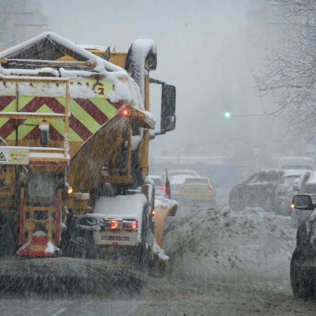 Над 350 снегорина почистват пътищата в страната