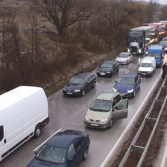 Хаос на международния път Е-79 между Мездра и Враца