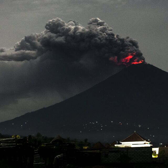 Десетки българи остават блокирани в Бали заради вулкана