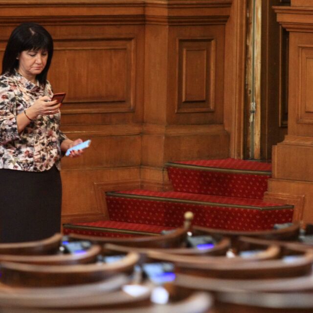 Без БСП и ДПС в залата: Депутатите не събраха кворум, за да заседават 