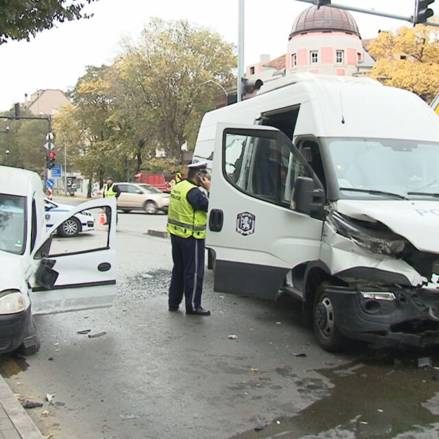 Полицейски бус и кола се блъснаха във Варна 
