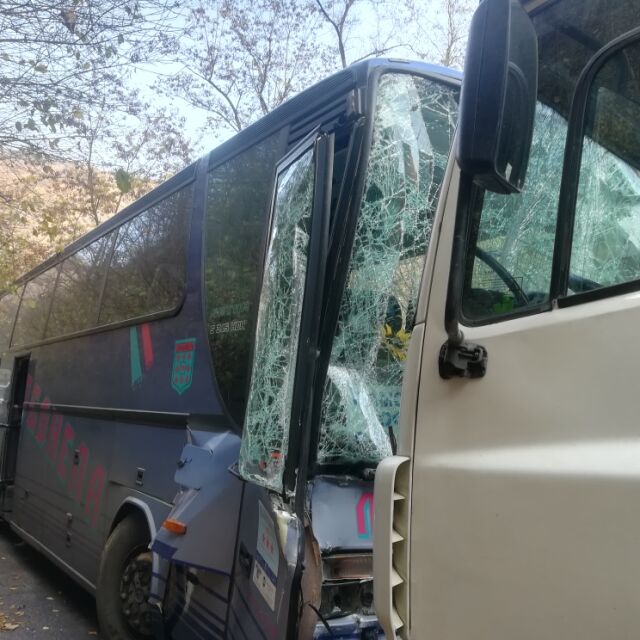 Шестима пострадаха при удар между автобус и циментовоз край Пасарел (СНИМКИ)