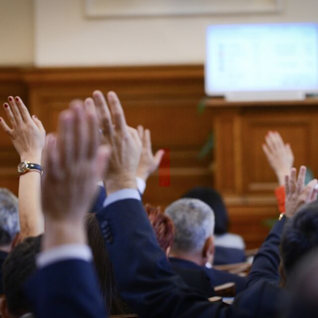Депутатите преодоляха ветото на президента за даренията на партиите
