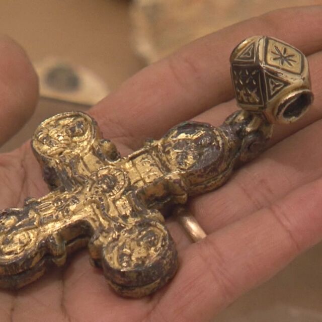 Уникална находка: Откриха златен кръст с частица от Христовото разпятие