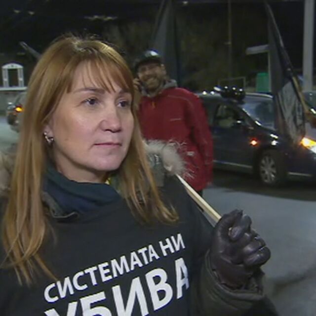 Протестиращите майки празнуват с цветя и хоро оставката на Валери Симеонов