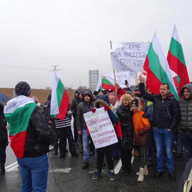 Пътни блокади и шествия в много градове на страната