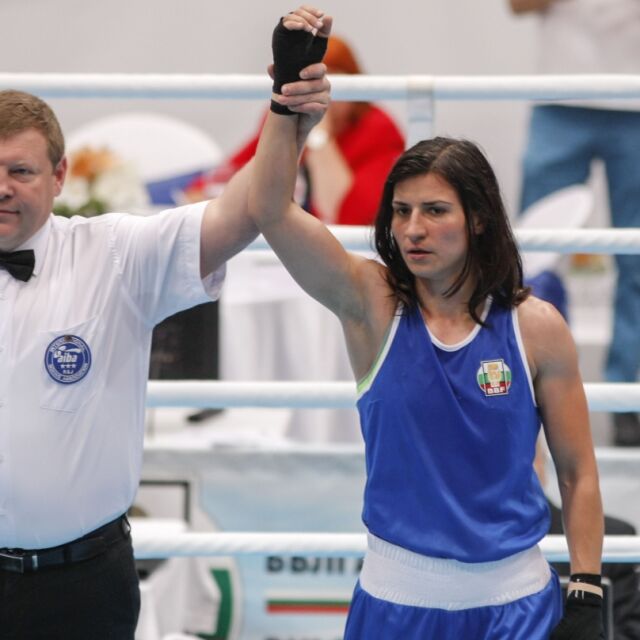 Стойка Петрова си осигури медал от световното по бокс