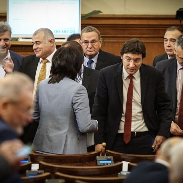 Депутатите се изпокараха преди гласуването на оставката на Валери Симеонов 