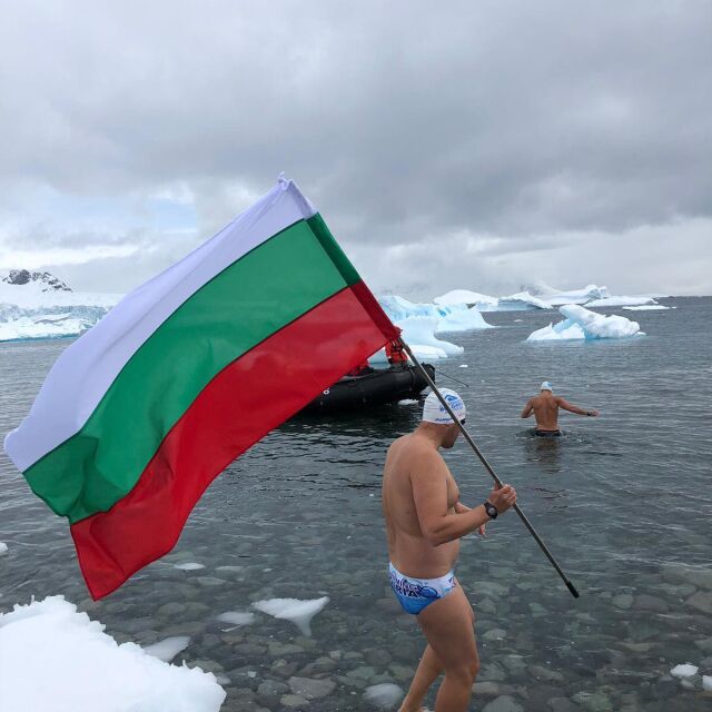 Петър Стойчев развя българското знаме в ледените води на Антарктида 