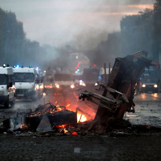 Сълзотворен газ и водни оръдия срещу протестиращите в Париж 