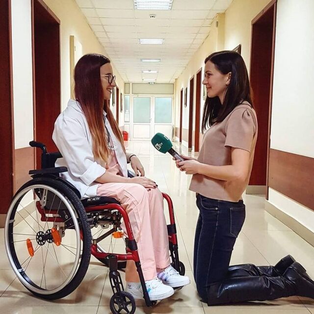  Млада жена в инвалидна количка сбъдна фантазията си… да стане доктор 
