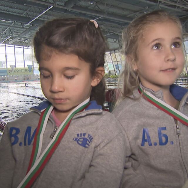 Деца с увреждания спечелиха медали по плуване 