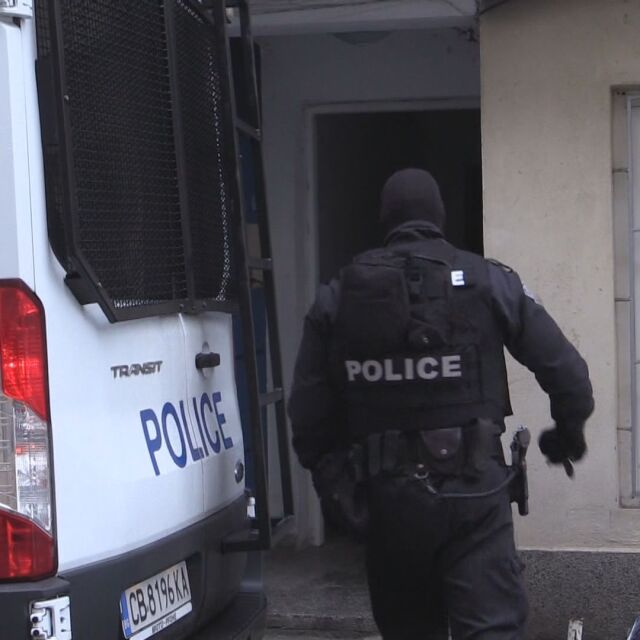 МВР поправя вратите, разбити при вчерашната спецакция на ГДБОП в Бургас