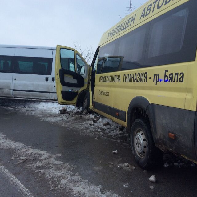 Ученически автобус катастрофира в Русенско, има ранени