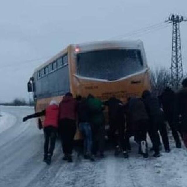 Ученици бутат автобуса си в леда в Силистренско (ВИДЕО)