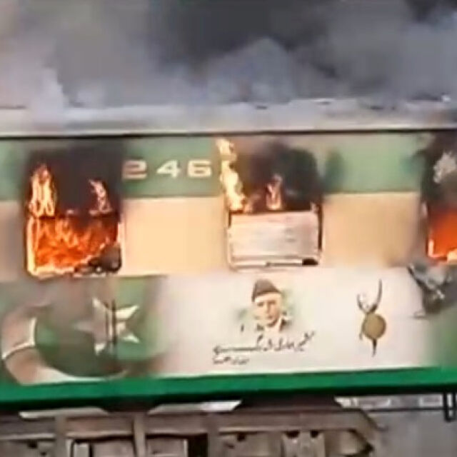 Увеличава се броят на жертвите след пожара във влак в Пакистан