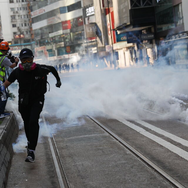 Отново сълзотворен газ срещу протестиращи в Хонконг (ВИДЕО)