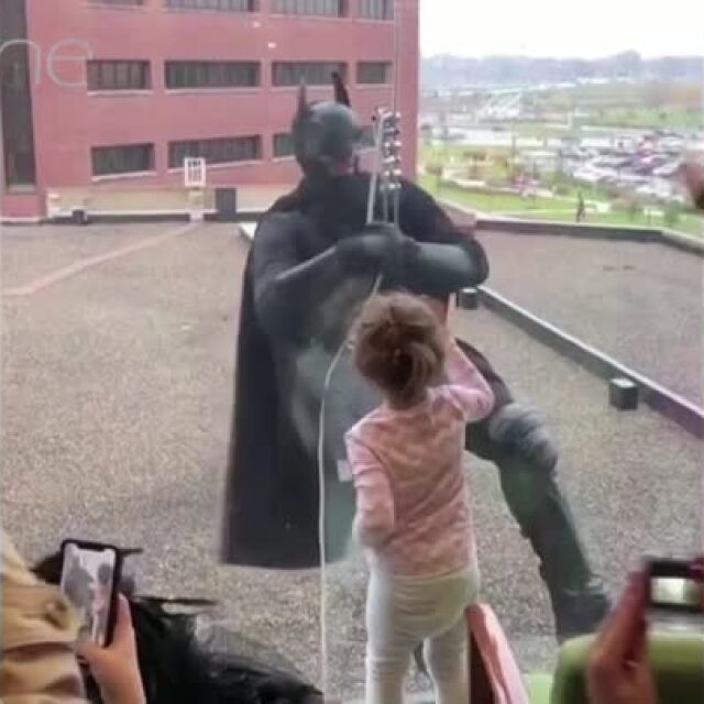 Полицай забавлява болни деца, като се прави на Батман (ВИДЕО)