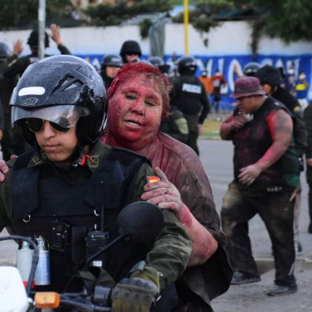 Кметица от Боливия си тръгна от протест с отрязана коса и покрита с червена боя