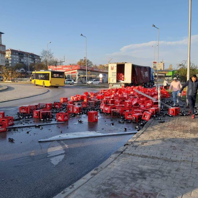 Камион изсипа каси с бира на кръговото кръстовище във Велико Търново (ВИДЕО)