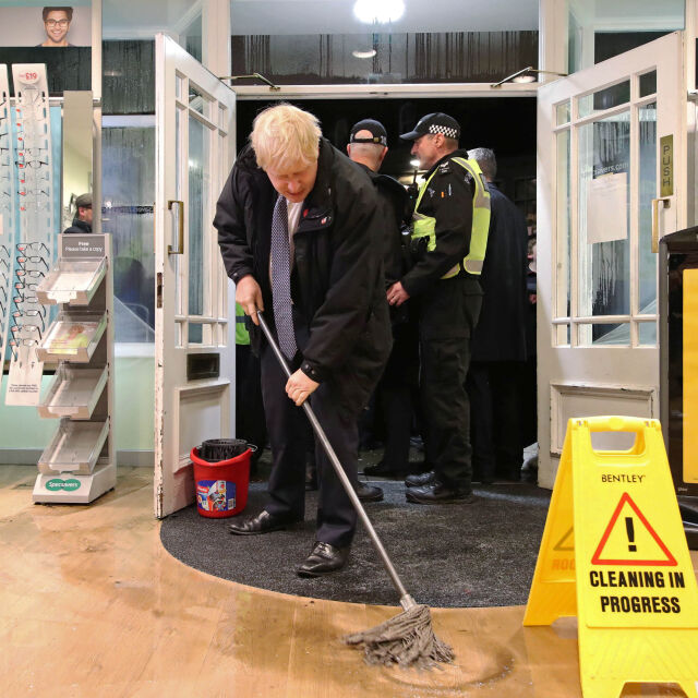  Мащабни наводнения във Великобритания: Борис Джонсън се включи в почистването