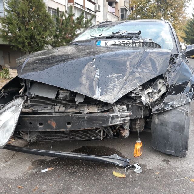 Жена заби колата си в бакалия в Пловдив (СНИМКИ)