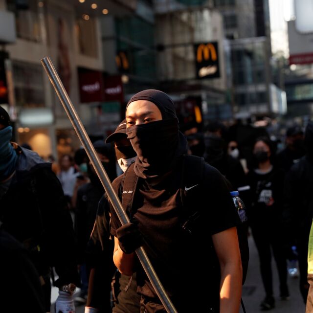 Полицай простреля демонстрант в Хонконг