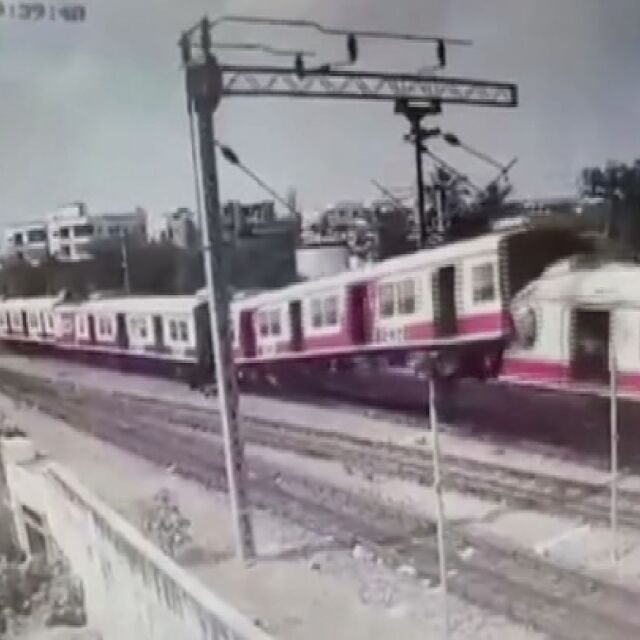 Камера улови сблъсък между два влака в Индия (ВИДЕО)