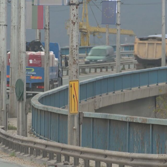 Сигнал: Фугите на Аспаруховия мост във Варна са повредени