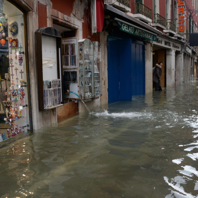 Венеция се готви за нова приливна вълна