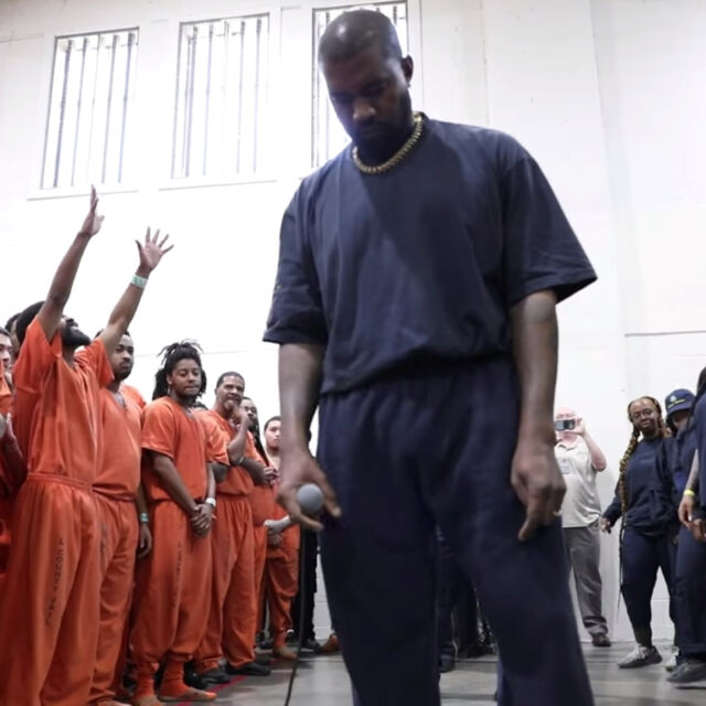 Кание Уест разплака затворници с изненадващ концерт (ВИДЕО И СНИМКИ)