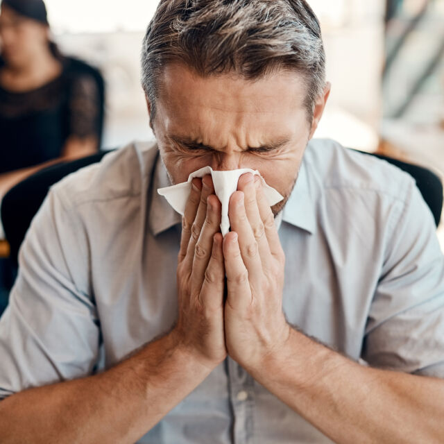  В сезона на вирусите: Трябва ли да се влачите до офиса с простуда? 