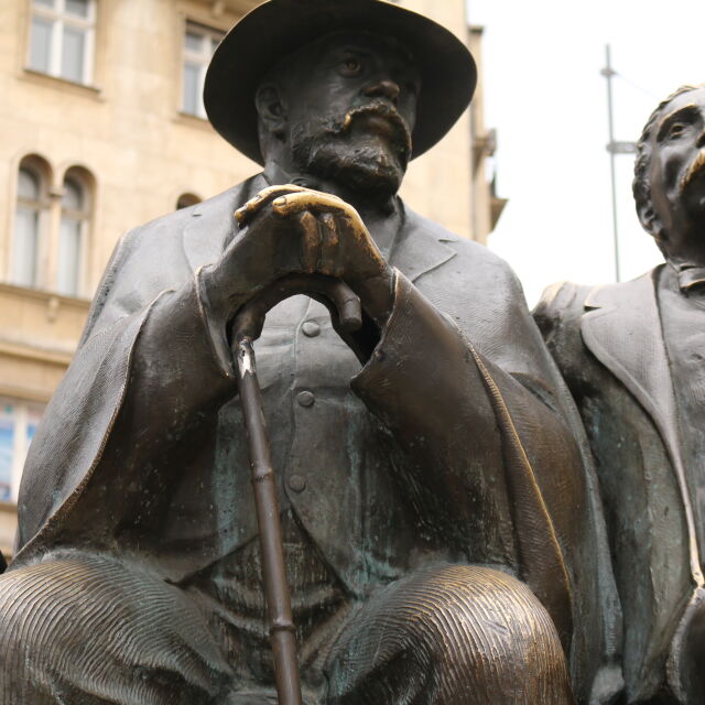 Статуята на Петко и Пенчо Славейкови в София отново има бастун (ВИДЕО)